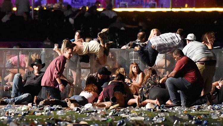 Orang-orang mencari perlindungan setelah terjadi penembakan di Las Vegas. Copyright: INDOSPORT