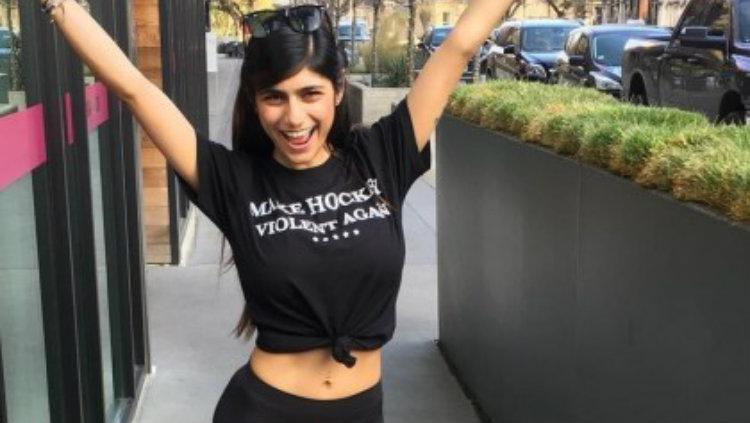Eks bintang porno ternama, Mia Khalifa sukses bikin dua orang pria kewalahan di tempat gym karena terlalu berat.