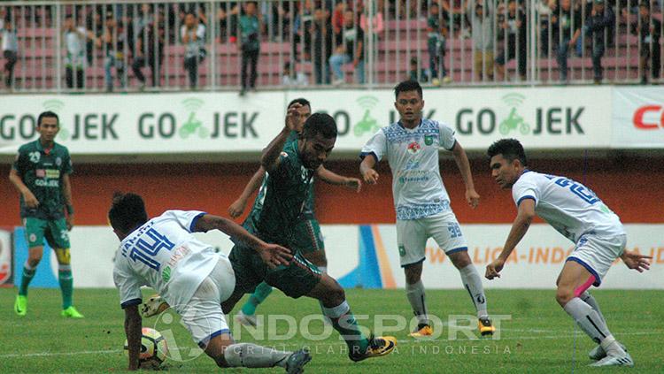 Aksi para pemain PSS Sleman saat kalah dari PSPS Riau. Copyright: INDOSPORT/Prima Pribadi