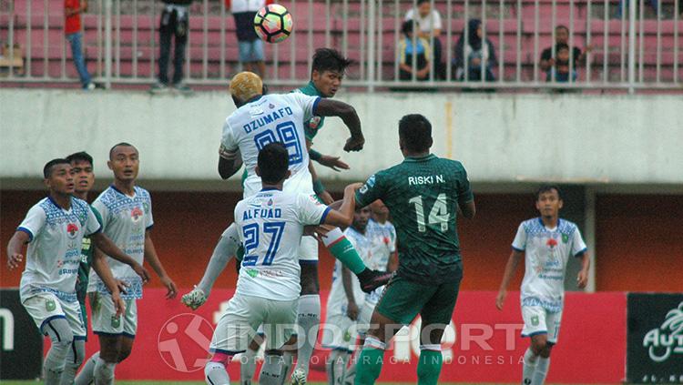 Herman Dzumafo saat berduel dengan para pemain PSS Sleman. Copyright: INDOSPORT/Prima Pribadi