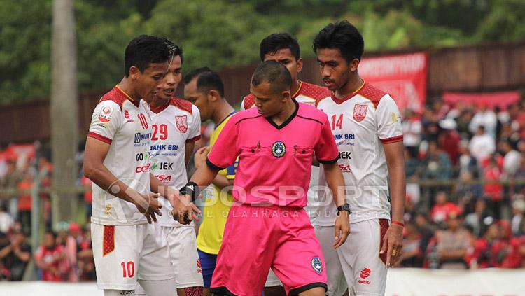 Para pemain Persis Solo saat memprotes hukuman dari wasit. Copyright: INDOSPORT/Ghozi El Fitra