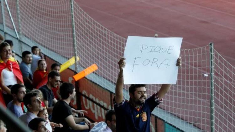 Spanduk berartikan Pique Out dipajang saat Gerard Pique ikuti sesi latihan bersama Timnas Spanyol. Copyright: Metro.co.uk