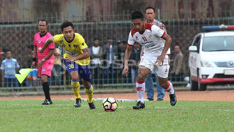 Aksi pemain Persis Solo saat menghadapi Cilegon United. Copyright: INDOSPORT/Ghozi El Fitra