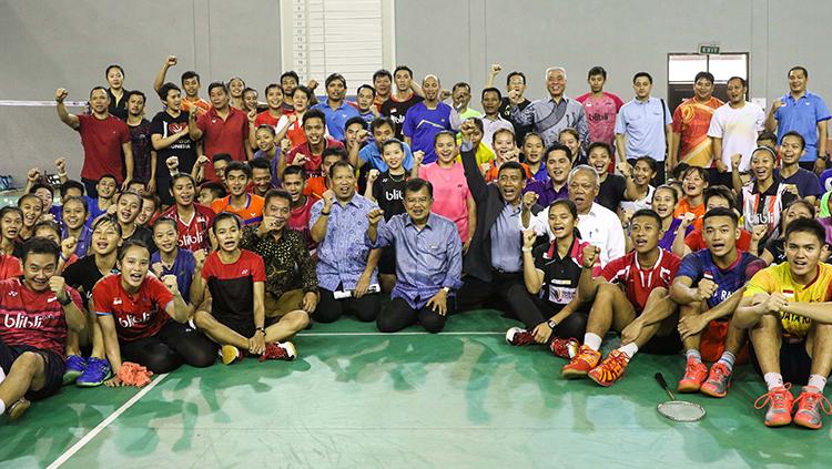 Potret Jusuf Kalla kebersamaan dengan para pemain Bulutangkis dengan semangat. Copyright: HUMAS PBSI