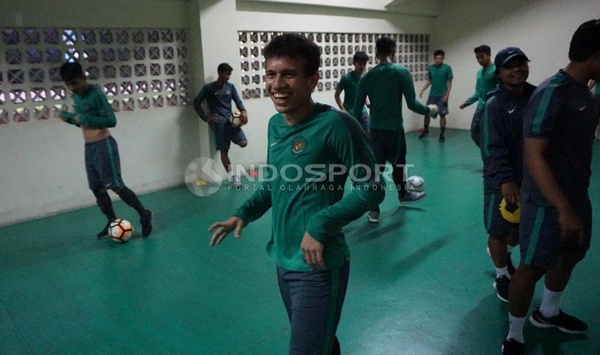 Meski batal uji coba lapangan, Keceriaan tetap terlihat dari para pemain Timnas U-19. Copyright: Herry Ibrahim/Indosport.com