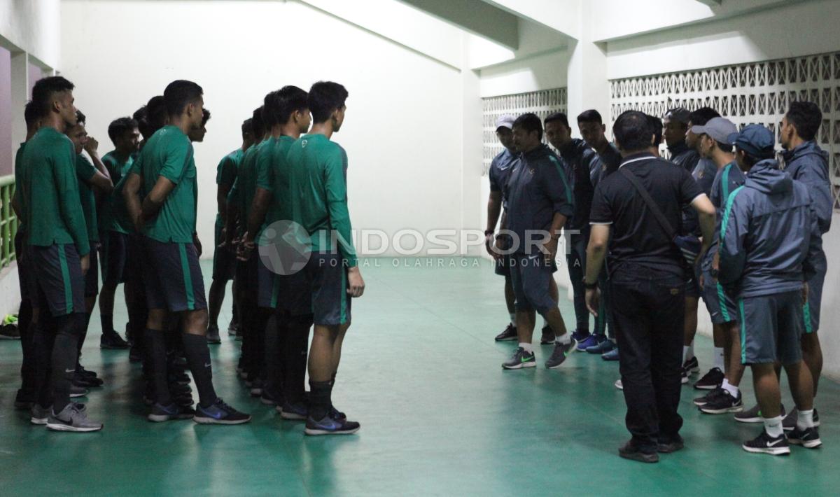 Para pemain Timnas U-19 mendapat arahan dari pelatih Indra Sjafrie usai latihan.