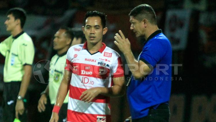Slamet Nurcahyo menerima instruksi dari pelatih Madura United. Copyright: INDOSPORT/Ian Setiawan