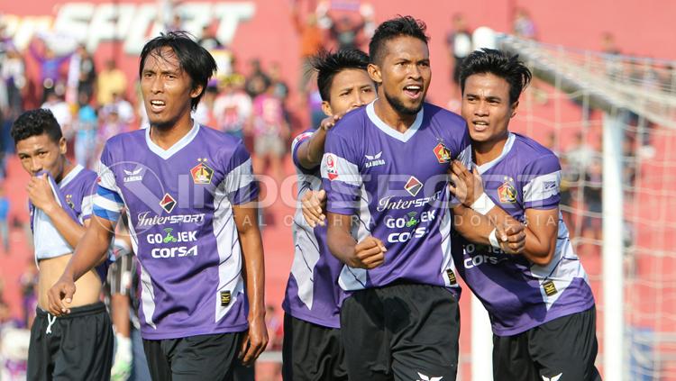 Abdul Rahman Abanda dkk melanjutkan perjuangan babak play-off tanpa kehadiran Pelatih Bejo Sugiantoro. Copyright: INDOSPORT/Ian Setiawan