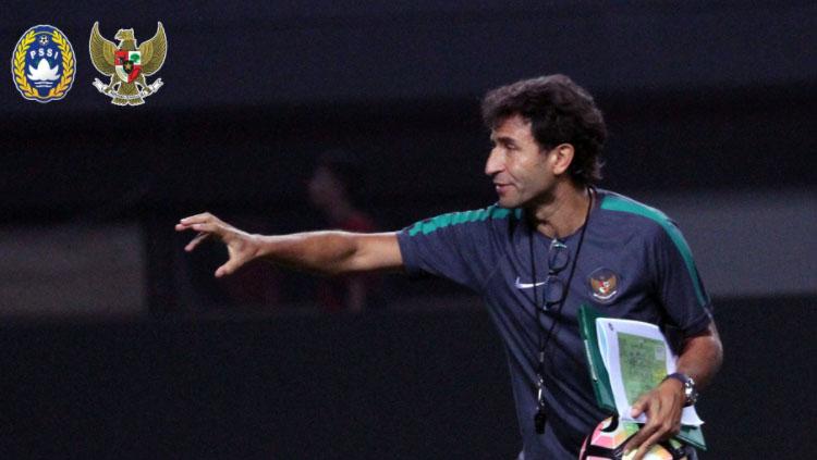 Luis Milla instructions to the Indonesian national team players.  Copyright: PSSI