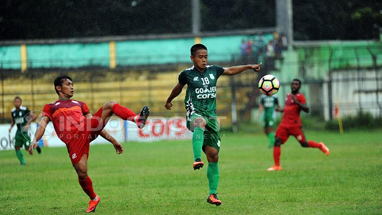 Duel pemain PSMS Medan dan Persibat Batang. Copyright: INDOSPORT/Kesuma Ramadan