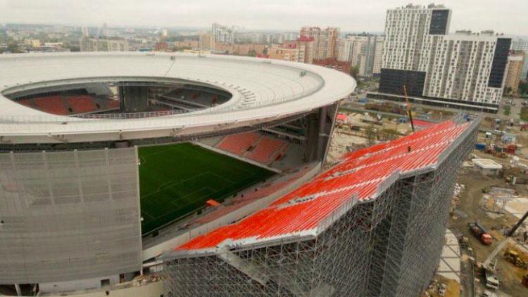 Ekaterinburg Arena menambah stand penonton di luar stadion. Copyright: Twitter/Yahoo Sport UK