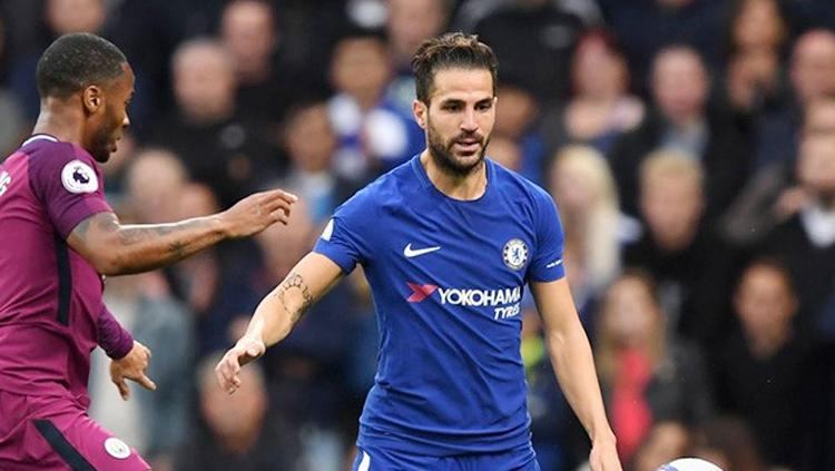 Cesc Fabregas (kanan) saat mendapat perlawanan dari Raheem Sterling. Copyright: INDOSPORT