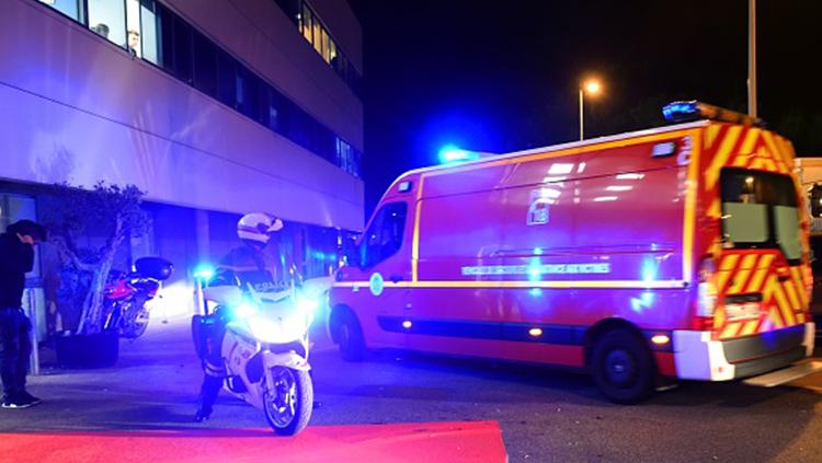 Sejumlah ambulance dikerahkan ke Amiens Stade de la Licorne untuk segera mengatasi korban.