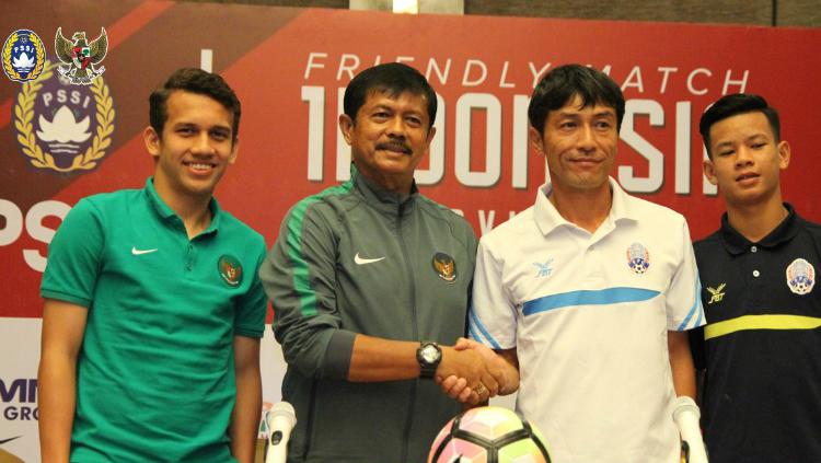 Indra Sjafri dan Egy Maulana Vikry, bersama pelatih Kamboja U-19, Kazunori Inoue. Copyright: PSSI