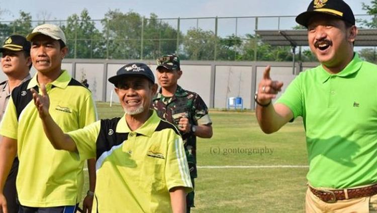 KH. Hasan Abdullah Sahal bersama H. Ipong Membuka Turnamen Sepakbola 90 Tahun Gontor. Copyright: gontor.ac.id