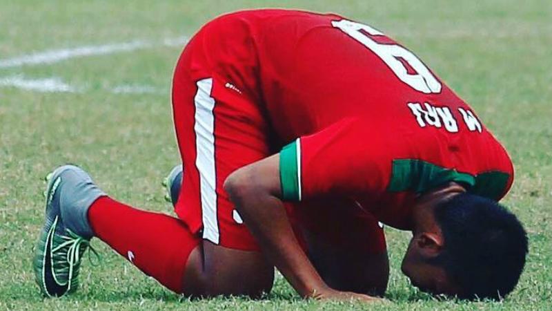 Rafli Mursalim bersujud syukur pasca mencetak gol. Copyright: Instagram/@raflimursalim