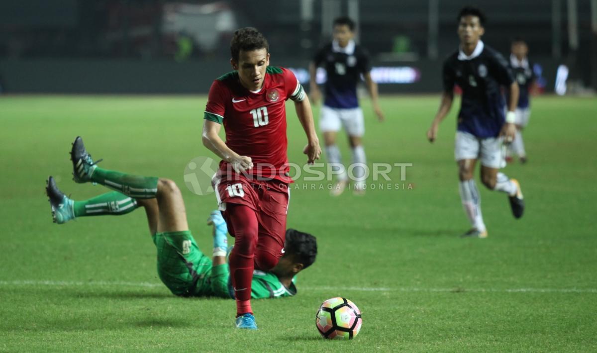 Aksi memukau Egy Maulana Vikri mencetak gol kedua ke gawang Kamboja U-19 Copyright: Herry Ibrahim/INDOSPORT