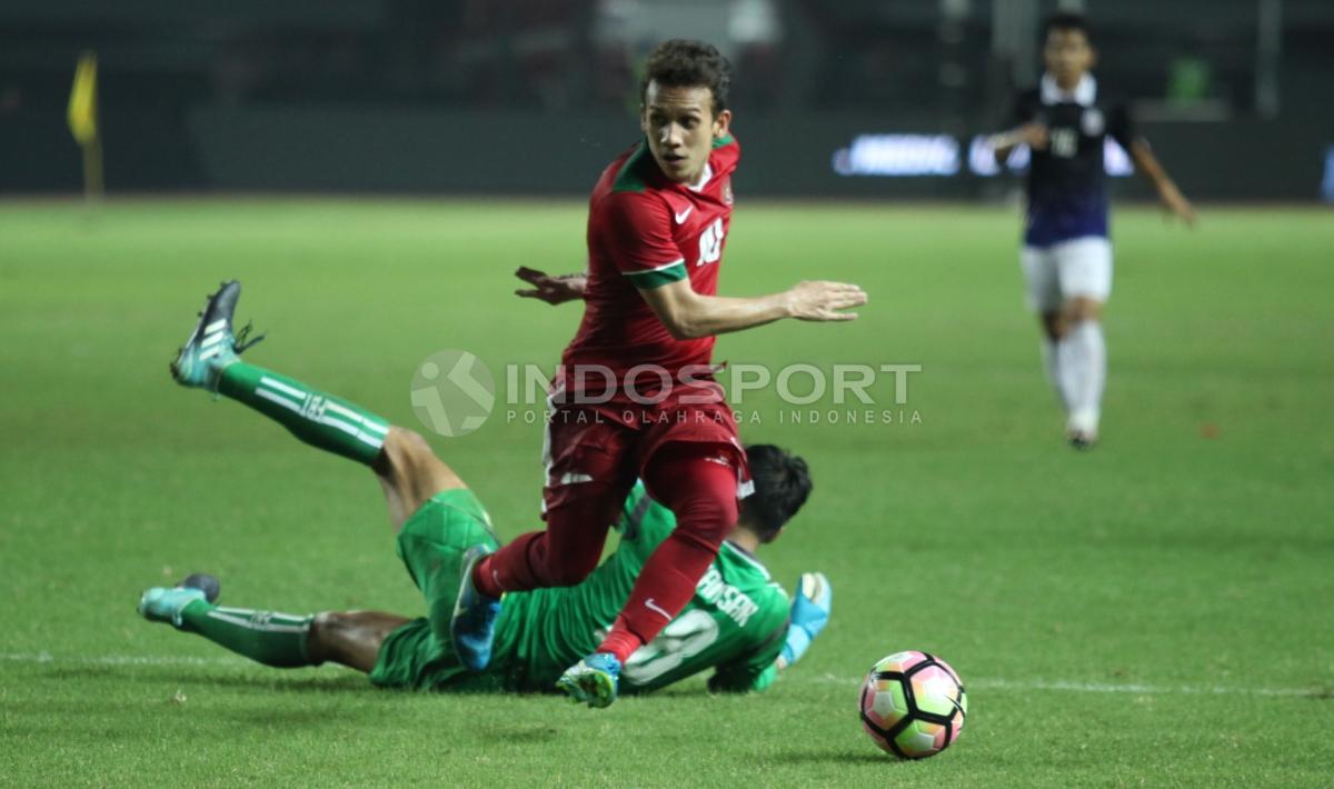 Aksi memukau Egy Maulana Vikri mencetak gol kedua ke gawang Kamboja U-19. Copyright: Herry Ibrahim/INDOSPORT
