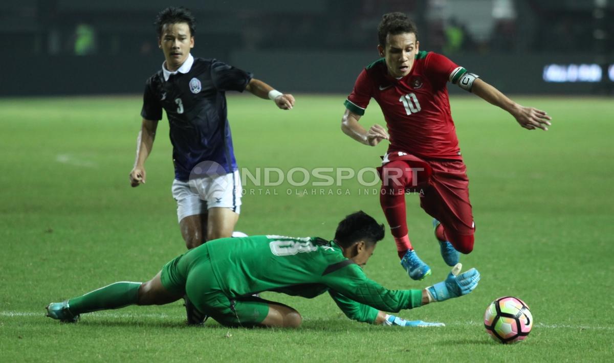 Aksi memukau Egy Maulana Vikri mencetak gol kedua ke gawang Kamboja U-19. Copyright: Herry Ibrahim/INDOSPORT