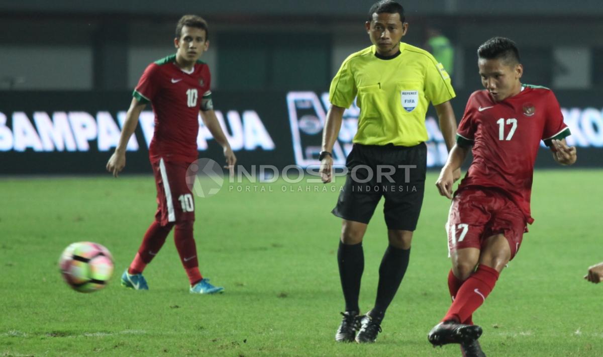 Tendangan Syahrian Abimanyu (kanan) ke arah gawang Kamboja U-19. Copyright: Herry Ibrahim/INDOSPORT