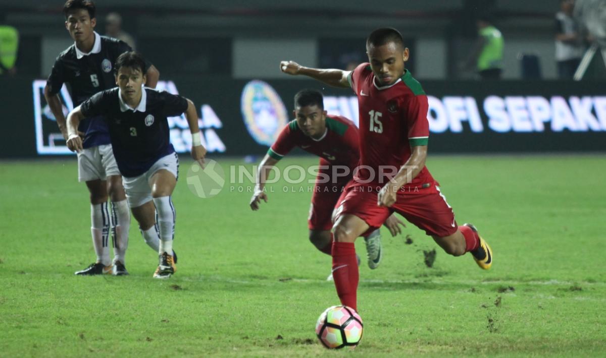 Eksekusi penalti yang dilakukan Saddil Ramdani (kanan) gagal berbuah gol.