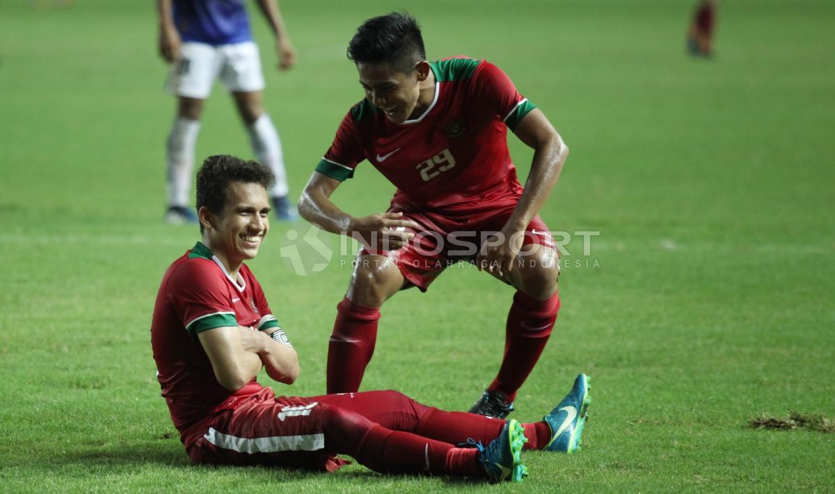 Selebrasi Egy Maulana Vikri usai mencetak gol kedua. Copyright: Herry Ibrahim/INDOSPORT