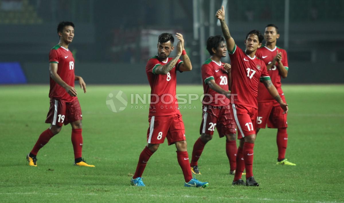 Salam dari para pemain Timnas Indonesia kepada para pendukung. INDOSPORT/Herry Ibrahim