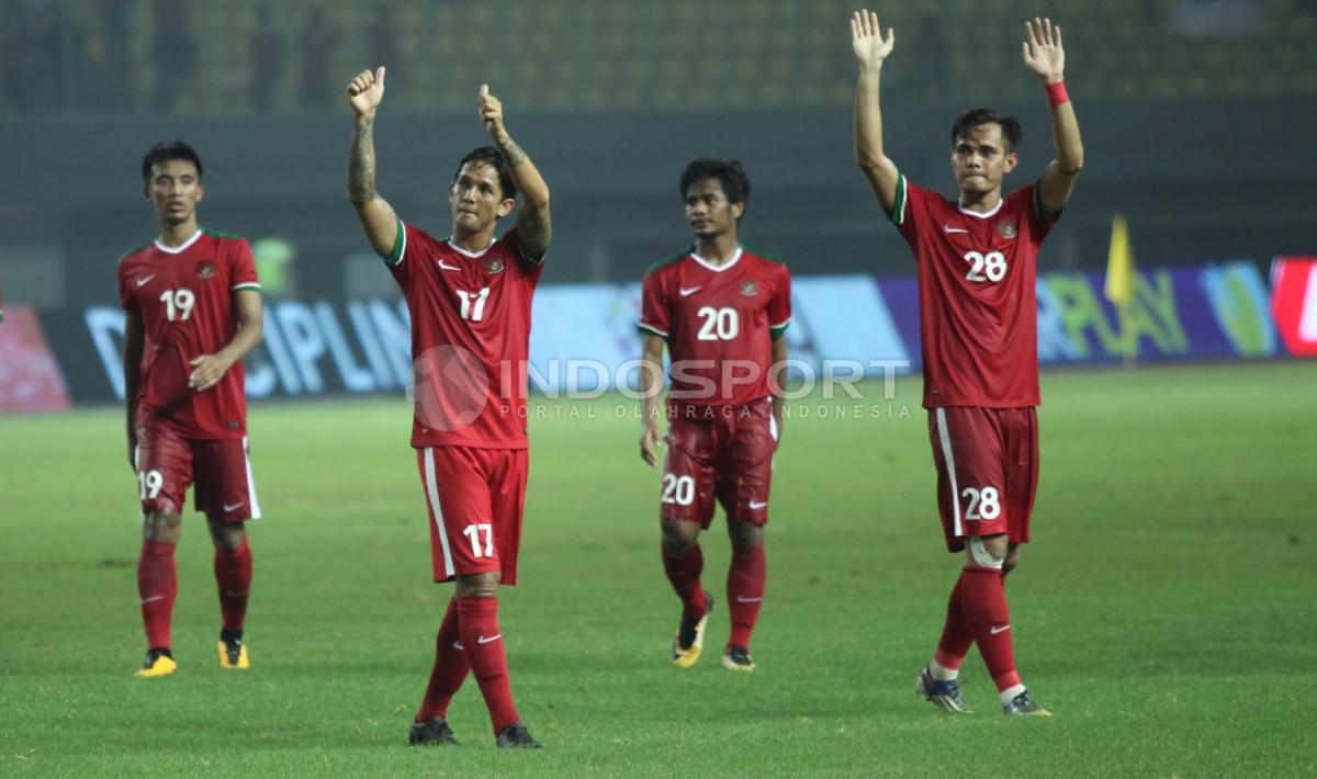 Salam dari para pemain Timnas Indonesia kepada para pendukung. INDOSPORT/Herry Ibrahim Copyright: INDOSPORT/Herry Ibrahim