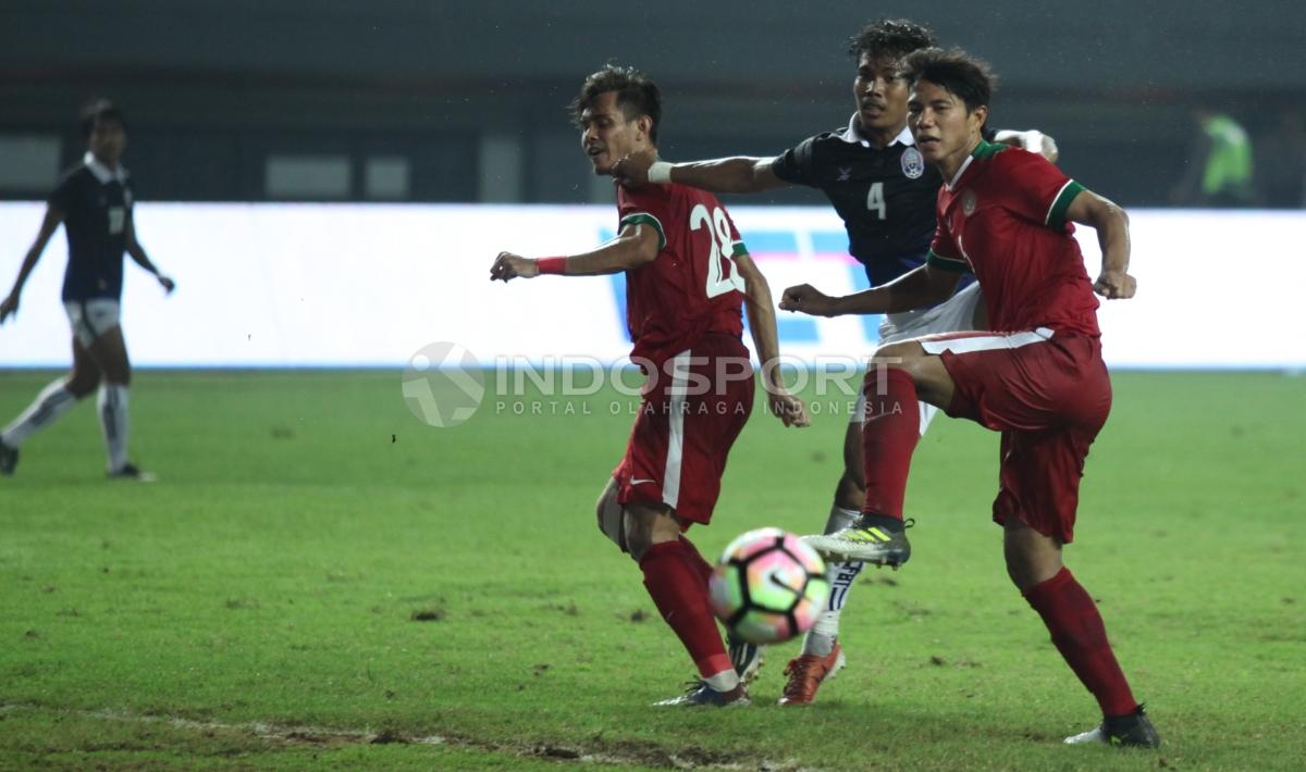 Rezaldi Hehanusa dan Achmad Jufriyanto saat berduel dengan pemain Kamboja. INDOSPORT/Herry Ibrahim Copyright: INDOSPORT/Herry Ibrahim