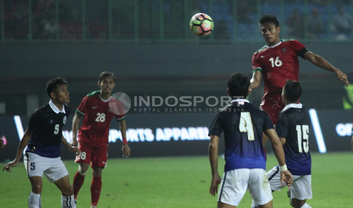 Fachrudin Aryanto menjadi kapten bagi Timnas Indonesia saat melawan Kamboja. INDOSPORT/Herry Ibrahim
