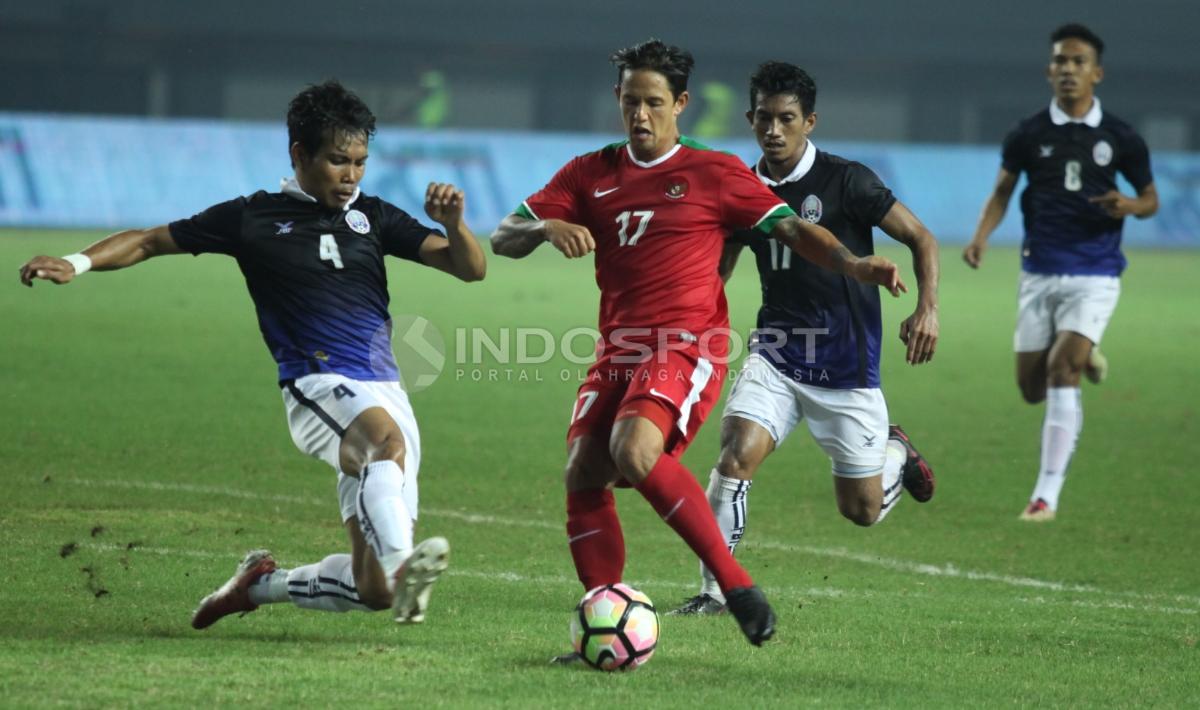 Aksi Irfan Bachdim saat melawan Kamboja. INDOSPORT/Herry Ibrahim