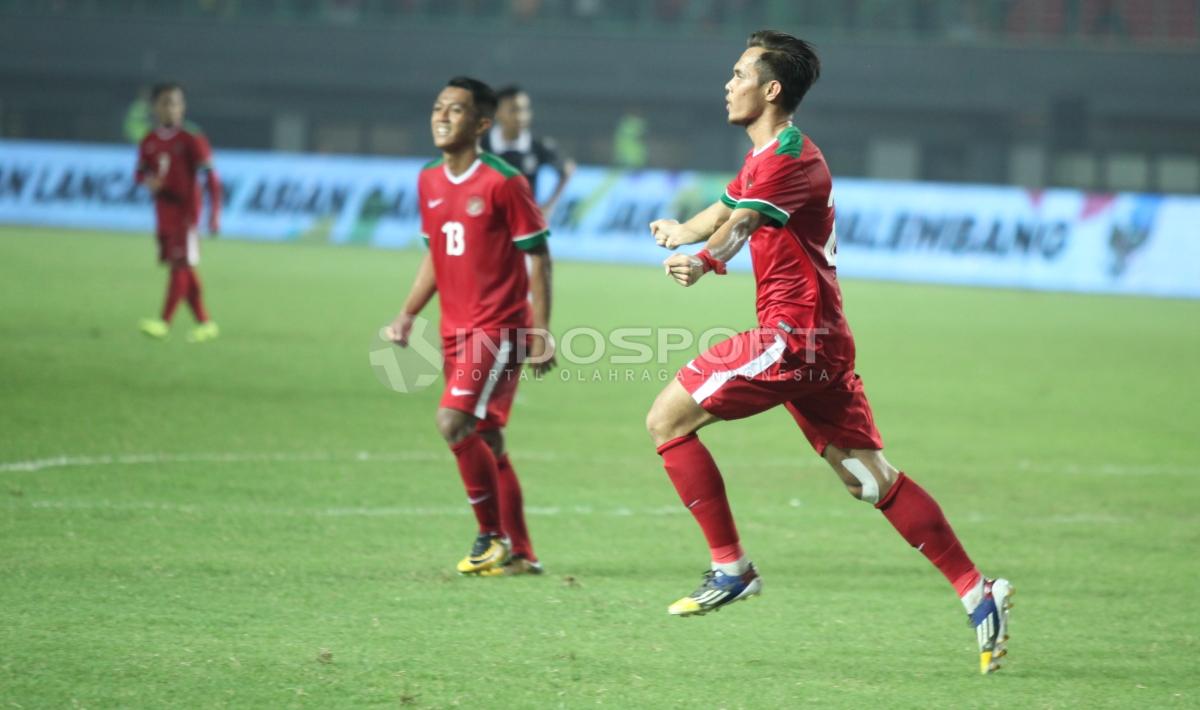 Selebrasi Rezaldi Hehanusa usai mencetak gol kedua bagi Timnas Indonesia. INDOSPORT/Herry Ibrahim