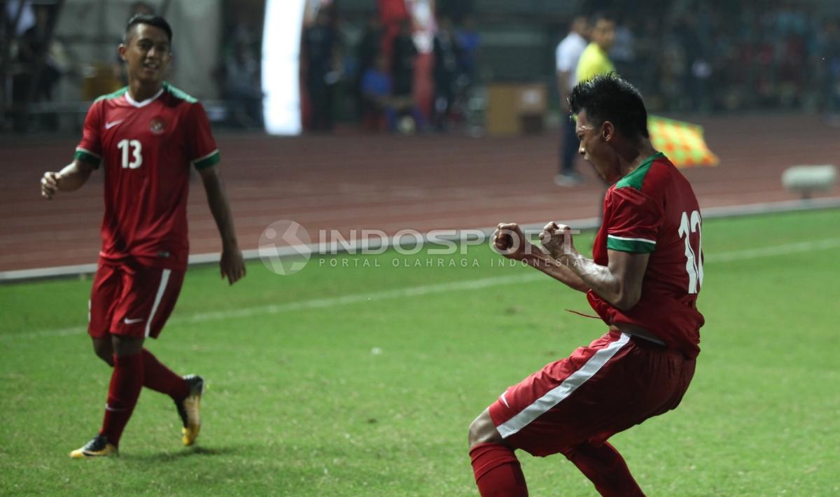 Selebrasi Lerby Eliandri saat mencetak gol pembuka Indonesia atas Kamboja. INDOSPORT/Herry Ibrahim