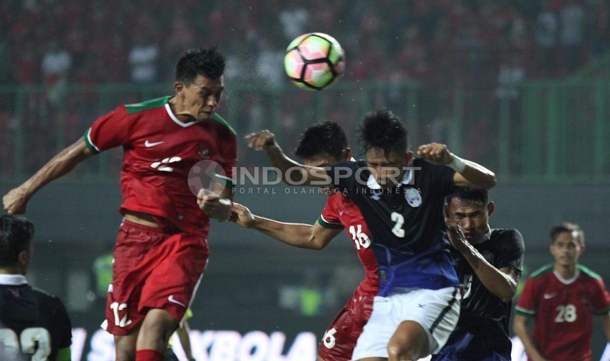 Sundulan Lerby Eliandri menjadi pembuka kran gol bagi Timnas Indonesia saat melawan Kamboja. INDOSPORT/Herry Ibrahim