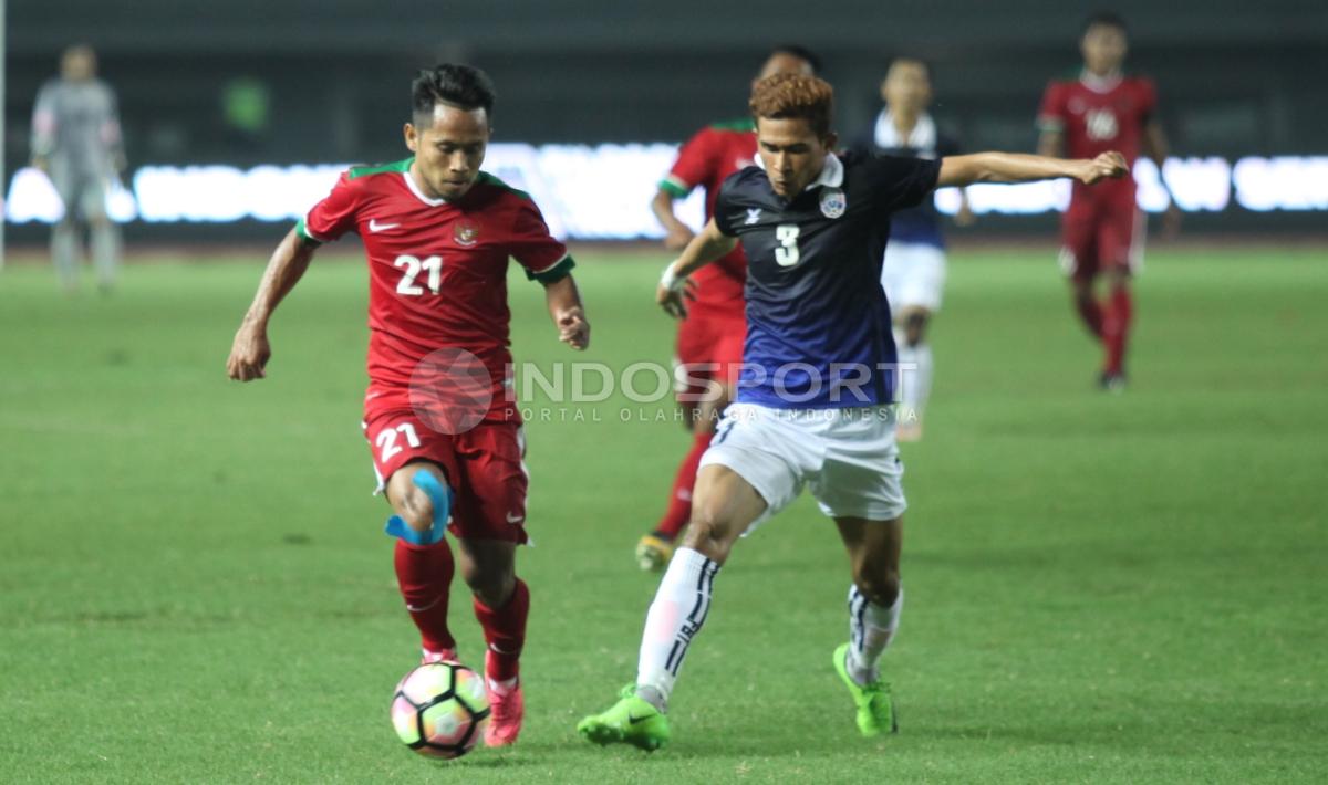 Lini pertahanan Kamboja direpotkan dengan performa Andik Vermansah. INDOSPORT/Herry Ibrahim