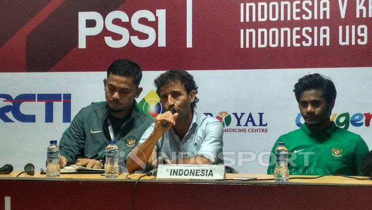 Luis Milla saat memberikan keterangan pers usai laga uji coba melawan Kamboja. Copyright: INDOSPORT/ Petrus Manus DaYerrimon