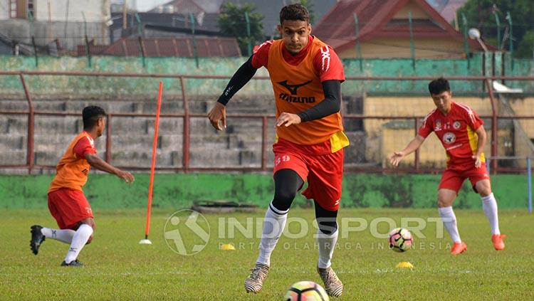 Cassio Jesus dalam latihan bersama Semen Padang. Copyright: INDOSPORT/Taufik Hidayat