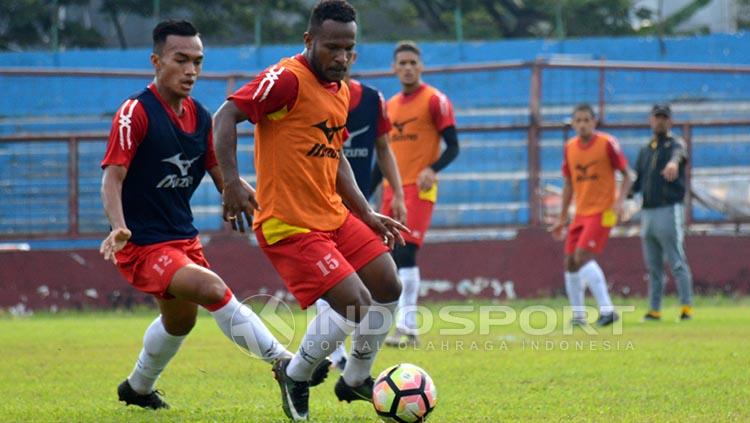 Caretaker pelatih Semen Padang, Delfi Adri saat memimpin latihan. Copyright: INDOSPORT/Taufik Hidayat