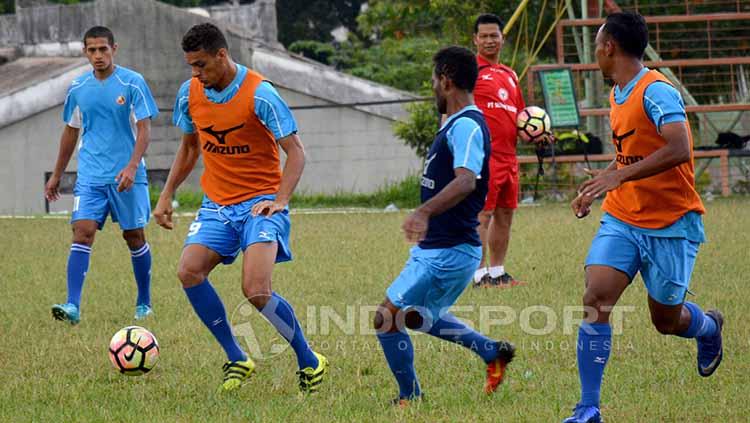 Delfi Adri saat mengawasi latihan para pemain Semen Padang. - INDOSPORT