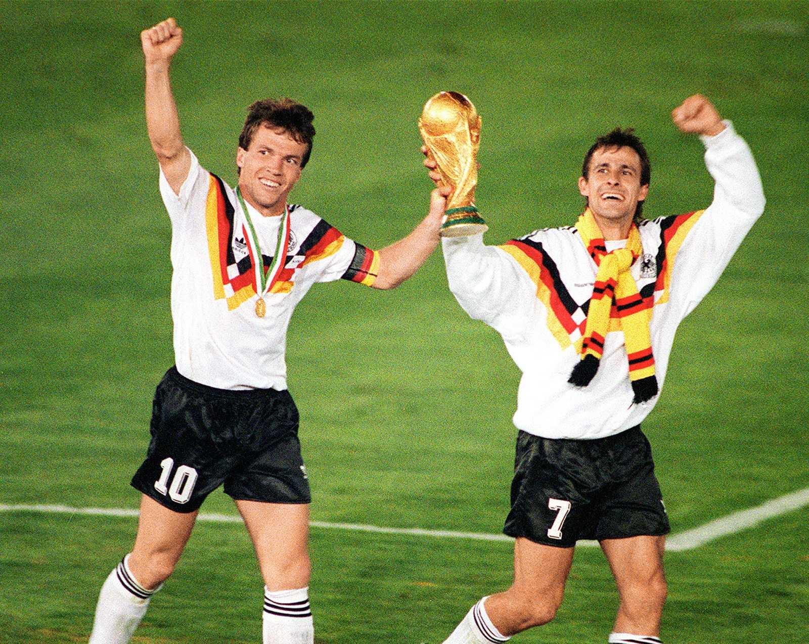 Jersey Timnas Jerman di tahun 1990. Copyright: Footy Headline