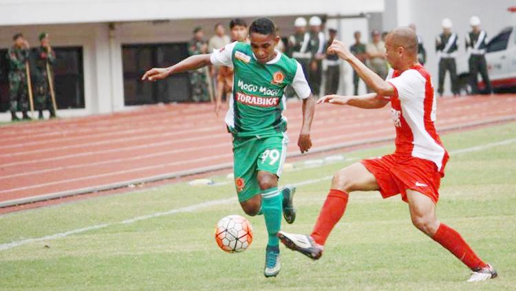 Pandi Lestaluhu (kiri) saat mengontrol dari pemain PSM Makassar.