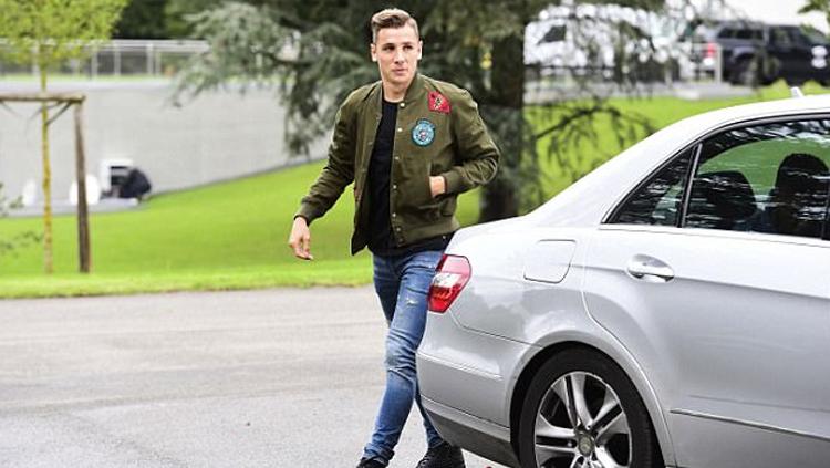 Lucas Digne turun dari mobil dan berjalan menuju Centre National du Football. Copyright: dailymail.co.uk