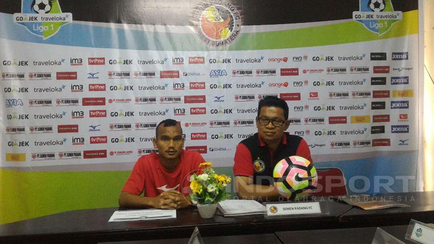 Riko Simanjutak dan Delfi Adri Copyright: Taufik Hidayat/Indosport.com