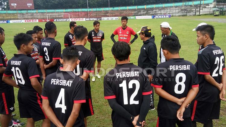 Daniel Roekito saat memberikan instruksi kepada para pemain Persibat Batang. Copyright: INDOSPORT/Ghozi El Fitra