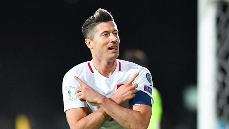 Robert Lewandowski berselebrasi usai mencetak gol untuk Timnas Polandia. Copyright: INDOSPORT