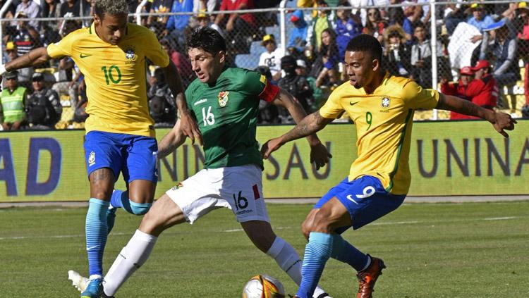 Neymar mencoba merebut bola dari pemain Bolivia. Copyright: FIFA