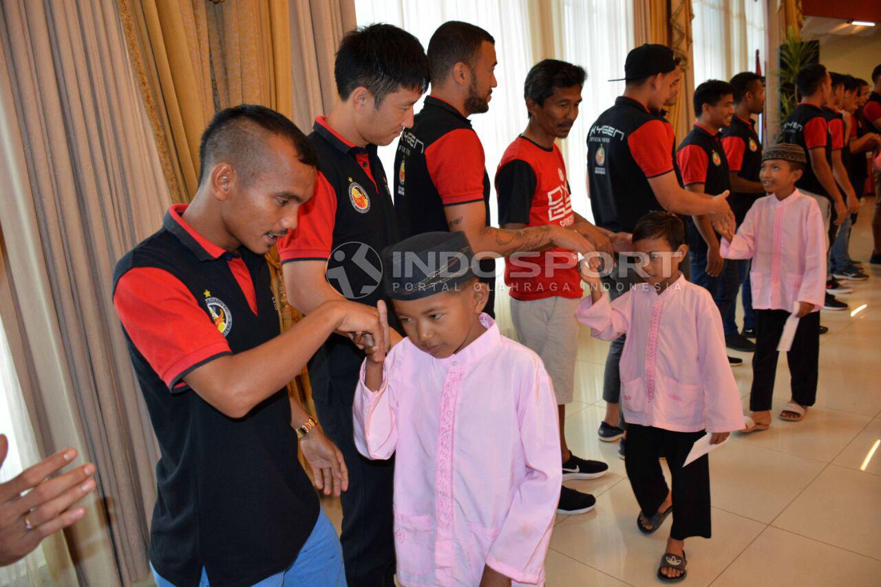 Semen Padang Jamuan Bersama Anak Yatim dari Panti Asuhan. Copyright: INDOSPORT/Taufik Hidayat
