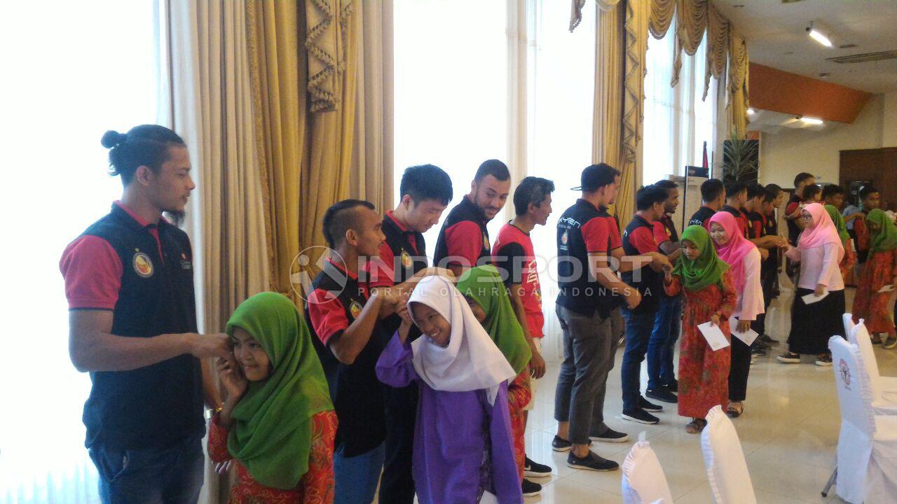 Semen Padang Jamuan Bersama Anak Yatim dari Panti Asuhan. Copyright: INDOSPORT/Taufik Hidayat
