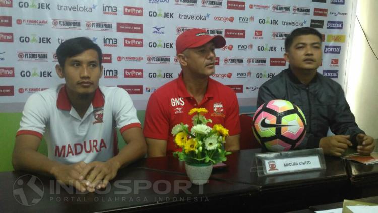 Gomes de Olivera saat konferensi pers Semen Padang vs Madura United. Copyright: Taufik Hidayat/INDOSPORT