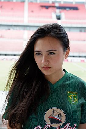 Isabella Angelita saat menonton laga Persebaya Surabaya. Copyright: Koleksi pribadi Isabella Angelita.